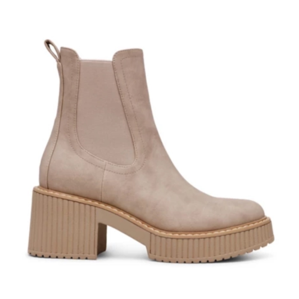 DV Dolce Vita Women's Darcel Chelsea Boot in Stone - Size 9 - Worn a few times